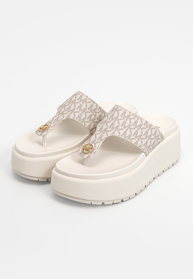 Sandalias de plataforma beige con correas de tela estampada, que cuentan con un acento de logo dorado y una suela texturizada para mayor agarre. Diseño de punta cerrada.