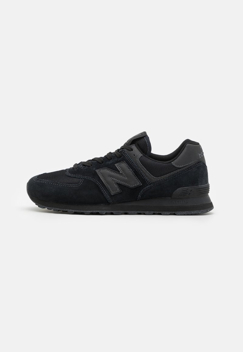 Pantofi sport din suede negru și plasă, cu un superior texturat, guler căptușit, șireturi plate și un accent de logo gri pe lateral.