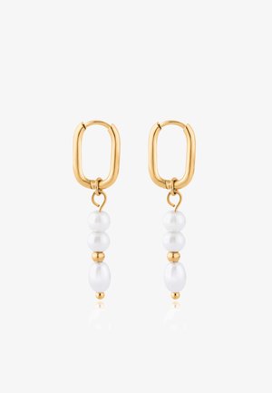 Cercei cu ton auriu cu un cerc dreptunghiular rotunjit, cu perle albe atârnate și accente aurii, oferind o textură și un design contrastant.