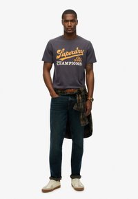 Superdry & Co - T-shirt z nadrukiem