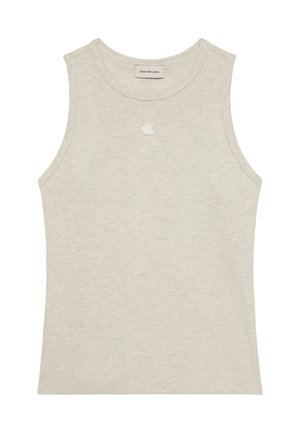 Camiseta sin mangas beige con textura acanalada y escote redondo, con un pequeño logo de Calvin Klein bordado en el centro del pecho.