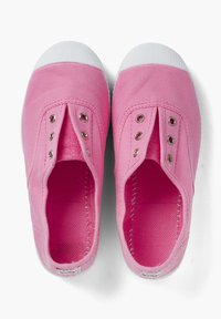 Des chaussures en toile roses avec une surface texturée, des embouts en caoutchouc blanc, six œillets et un design à enfiler. L'intérieur est doté d'un revêtement rose assorti.