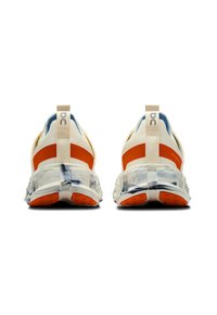 Adidași cu un superior din plasă albă, accente portocalii și albastre, talpă transparentă și buclă de prindere; prezintă o talpă exterioară din cauciuc texturat.