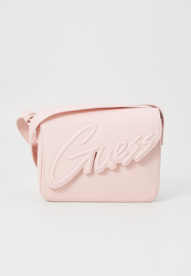 Borsa a tracolla in ecopelle rosa con chiusura a pattina, con logo "Guess" in rilievo sul frontale e tracolla regolabile.