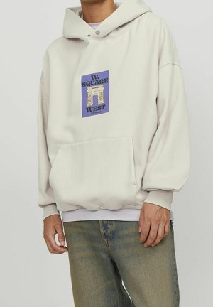 Hoodie gris clair avec une poche avant, arborant un graphique rectangulaire violet avec du texte et un design en arc. Le tissu a une texture lisse.