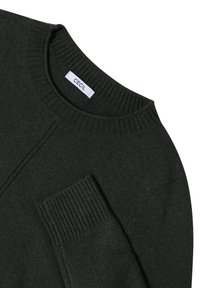 Maglione lavorato a maglia verde scuro con collo a coste e polsini, dotato di una tasca applicata sul lato sinistro. L'etichetta recita "CECEL."