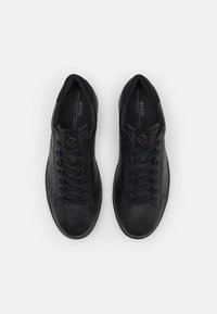 Sneakers in pelle nera con una texture liscia, punta rotonda e lacci scuri a contrasto; presentano un logo discreto sulla linguetta.