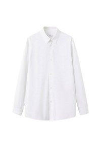 Camisa blanca de manga larga con cuello, que presenta sutiles rayas verticales, botón en el frente y un bolsillo en el pecho.