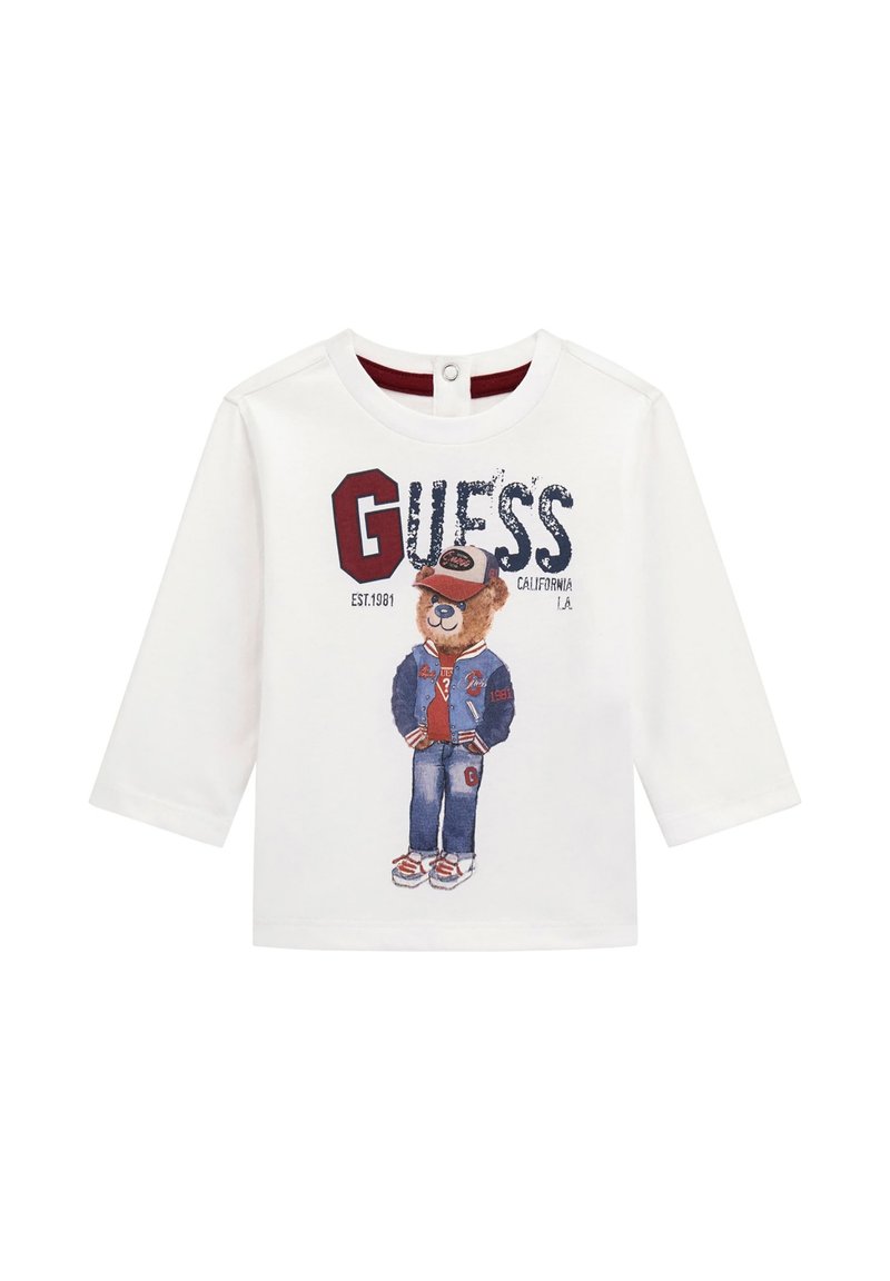 Weißes Langarm-T-Shirt mit einem Bärenmotiv in einer Jacke und einem Hut, versehen mit dem "GUESS"-Logo und roten Akzenten. Aus weichem Baumwollmaterial.
