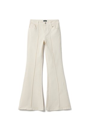 Pantaloni a zampa a vita alta color crema con cuciture frontali, chiusura con bottoni, passanti per cintura e tasche anteriori su sfondo bianco.