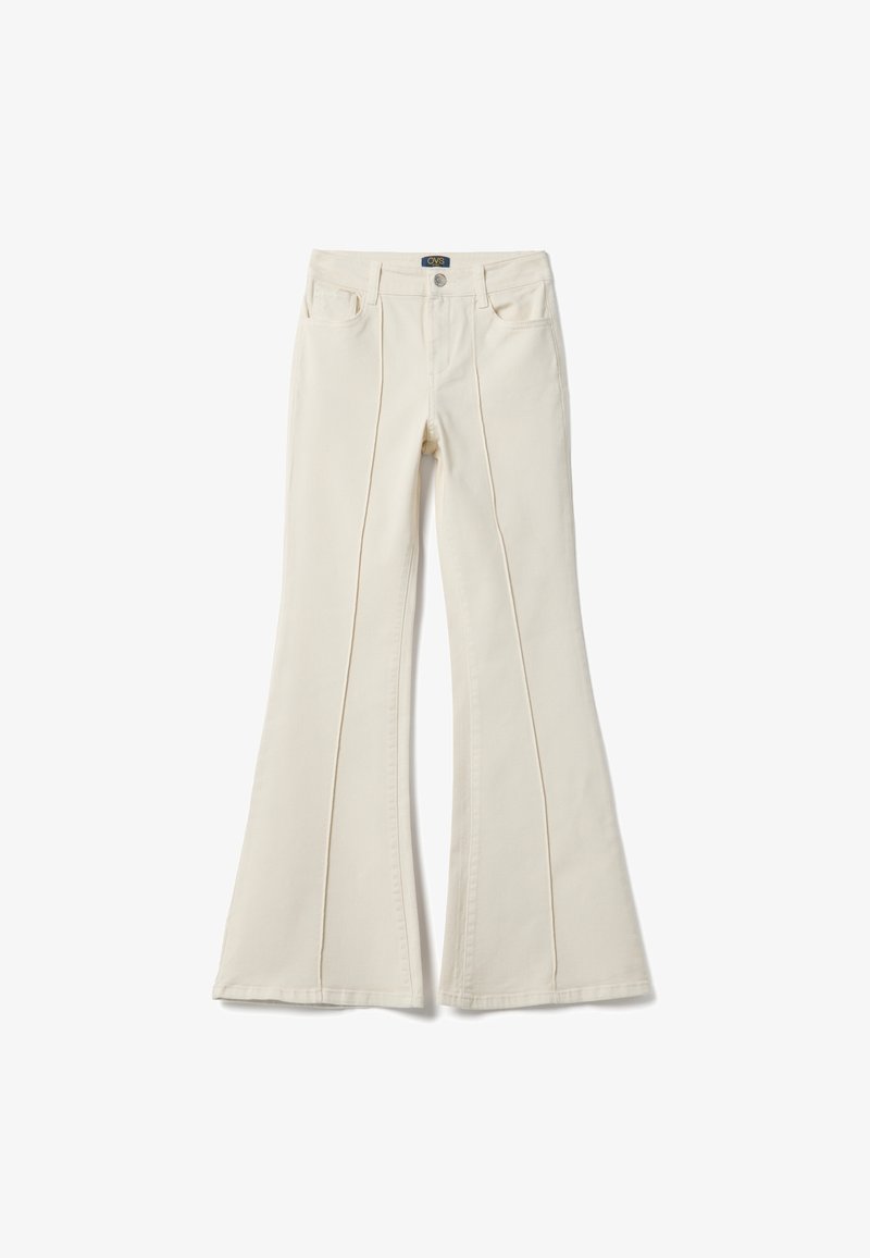 Pantalon évasé crème taille haute avec coutures avant, fermeture par bouton, passants pour ceinture et poches avant sur fond blanc.
