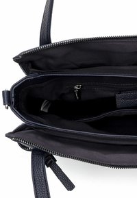 Granatowa skórzana torebka z dwiema kieszeniami zapinanymi na suwak, teksturowaną powierzchnią zewnętrzną i materiałową podszewką, wyposażona w srebrne elementy metalowe oraz kieszeń wewnętrzną.