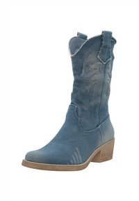 Bota vaquera de denim en azul claro con detalles bordados, punta afilada y tacón apilado. Presenta bordes deshilachados y pestañas de tirón.