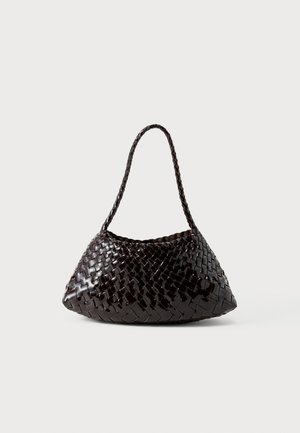 Tmavě hnědá kabelka z proplétané kůže s jedním copánkovým ramenním popruhem, zaobleným tvarem v podobě lichoběžníku a strukturovaným dnem.