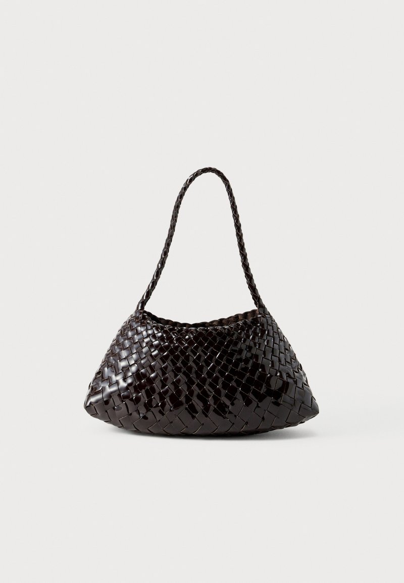 Sac à main en cuir tressé marron foncé avec une seule bandoulière tressée, forme trapèze arrondie et base structurée.