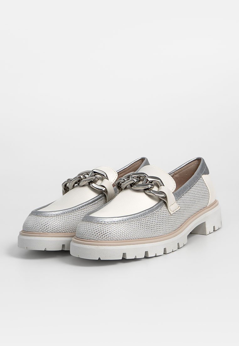 Weiße und silberne Schuhe mit einem durchbrochenen Design, metallischem Kettenakzent, dickem Sohlenprofil und runder Zehenpartie. Glatte Textur mit glänzenden Akzenten.