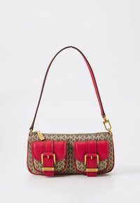 Beige og rød håndtaske med to forlommer, guldfarvet hardware og kort skulderrem. Har et geometrisk mønster over det hele.