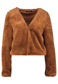 Giacca cropped in pelliccia sintetica marrone con maniche lunghe e scollatura a V. La texture è morbida e soffice, con un'apertura frontale senza cuciture.