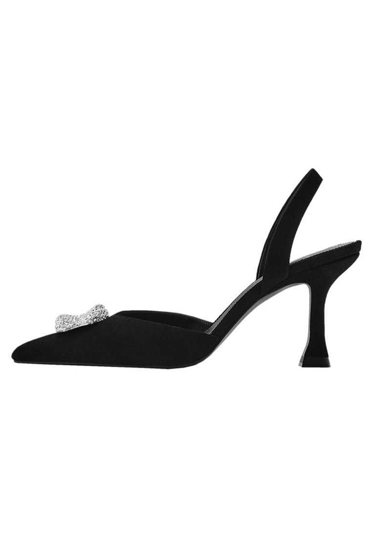 Svarta slingback-klackar med spetsig tå, i mocka, med en dekorativ rhinestone-accenter och en utsvängd klack i medelhöjd.