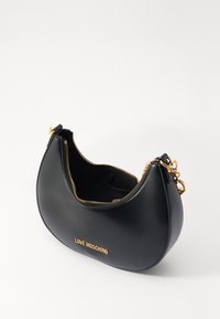 Črna usnjena torbica s ukrivljeno obliko, z zlatim zadrgo in zlatim logotipom "LOVE MOSCHINO" spredaj. Notranjost je iz črnega blaga.