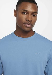 Nike Performance M NK DF PRIMARY STMT SS - Αθλητικό μπλουζάκι - aegean storm aegean storm