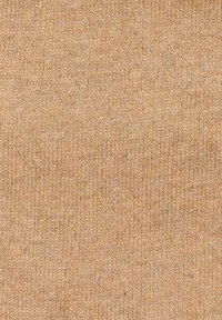 Tessuto lavorato a maglia in un caldo tono beige con una superficie morbida e testurizzata. Presenta una fine trama con leggere variazioni, offrendo profondità e interesse.