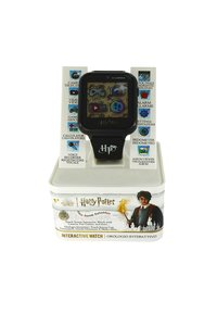 Orologio interattivo di Harry Potter con cinturino in silicone nero, touchscreen quadrato e icone colorate per le varie funzioni visualizzate sullo schermo.
