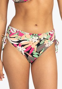 Blommig bikiniunderdel i flerfärgade mönster med rosa, grön och svart. Har snörningar på sidorna för justerbar passform och högskuren design.