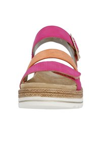 Sandal multicolore con cinghie rosa e arancioni, superficie texturizzata, soletta morbida e una suola intermedia simile a juta intrecciata con suola bianca.