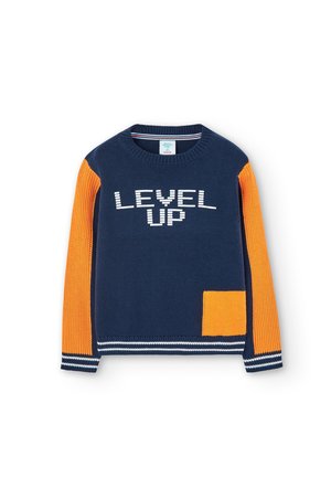Maglione lavorato a maglia blu navy con maniche a costine arancioni, con la scritta "LEVEL UP" in lettere bianche a blocchi e una tasca arancione solida.