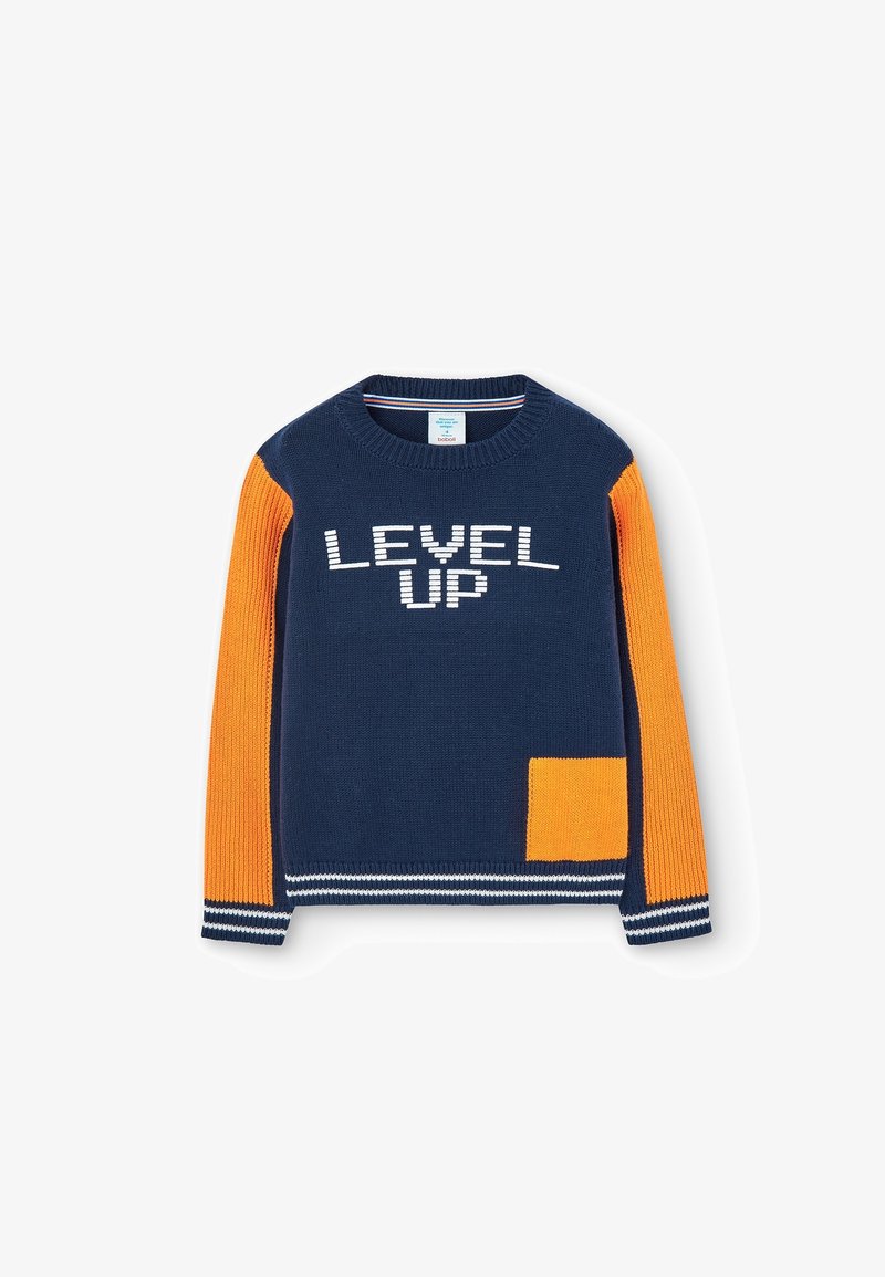 Pull en maille bleu marine avec manches côtelées orange, arborant "LEVEL UP" en lettres blanches majuscules et une poche orange unie.