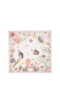 Écharpe en soie carrée ornée d'illustrations marines colorées, comprenant des poissons, des coraux et des coquillages, avec une bordure rose et une étiquette en bas.