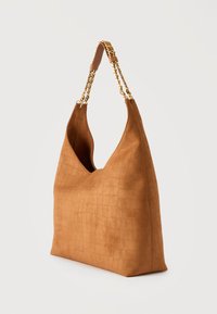 Καφέ σουέντ τσάντα χειρός με υφή κροκόδειλου, που διαθέτει χρυσά αλυσίδα λουράκια και χαλαρή, ορθογώνια μορφή σε απλό φόντο.