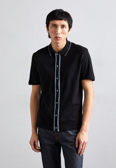 Polo shirt noir à manches courtes avec une rayure verticale bleu clair sur le devant, comporte des boutons et un col contrastant. Tissu texturé.