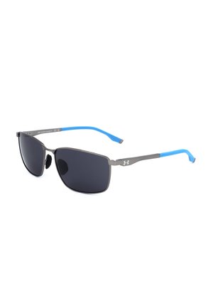 Occhiali da sole grigi lucidi con lenti nere rettangolari e terminali delle aste in gomma blu, con il logo Under Armour sulle aste.