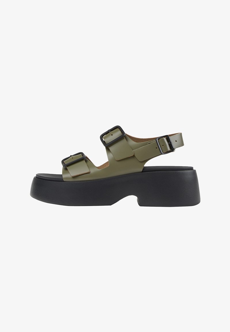 Sandalias verdes con dos tiras ajustables, suela plataforma negra gruesa y superficie texturizada. Detalles de hebilla realzan el diseño.