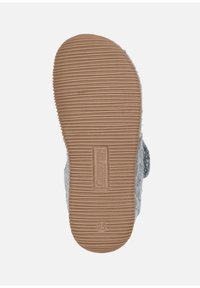 Dessous de chausson en textile gris avec semelle en caoutchouc marron, présentant une texture côtelée et un logo en relief, marqué de la taille 25.