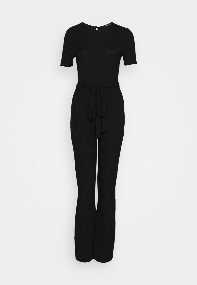 Combinaison noire côtelée à manches courtes, col rond, ceinture à nouer à la taille, corsage ajusté et pantalon évasé.