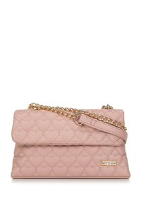 Prošívaná růžová kožená kabelka s řetízkovým popruhem ve zlaté barvě, sklápěcí klopou a vzorem srdcí, která má značkovou destičku.