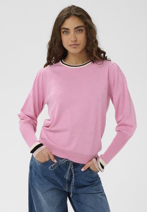 Ružový sveter s dlhými rukávmi a rebrovaným výstrihom s čiernymi a krémovými pruhmi. Mäkká textúra a priliehavé manžety. Kombinovaný s denimom.