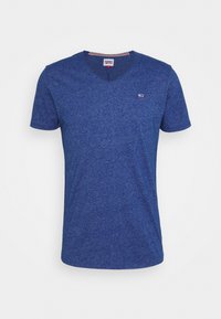 T-shirt bleu à manches courtes en V avec un petit logo Tommy Jeans sur la poitrine gauche et un détail rayé à l'intérieur du col.