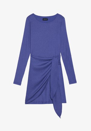 Fioletowa sukienka z długimi rękawami, uszyta z teksturowanej tkaniny, z bocznym wiązaniem i drapowanym dołem, co zapewnia zwiewny fason.