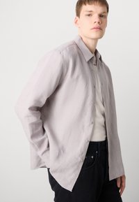 Lichtgrijze button-up overhemd gemaakt van gestructureerde stof, met een klassieke kraag, één borstzak en een licht gebogen zoom.