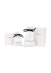 Sacs à cadeaux en tissu blanc avec des liens en ruban noir, deux tailles exposées, à côté d'une boîte à cadeaux blanche arborant la marque "SATELLITE".