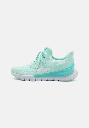 Zapatilla de correr Reebok en turquesa claro con suela y cordones blancos, parte superior de malla transpirable y soporte acolchado en el talón.