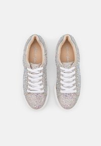 Sneakers argentati lucidi con una superficie liscia, adornati con strass, dotati di lacci bianchi e di una soletta beige.