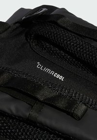 Musta kangaskassi, jossa on verkkovuori, hihnat ja "CLIMACOOL" -logo. Tekstuurit vaihtelevat sileistä ja kudotusta pinnasta.