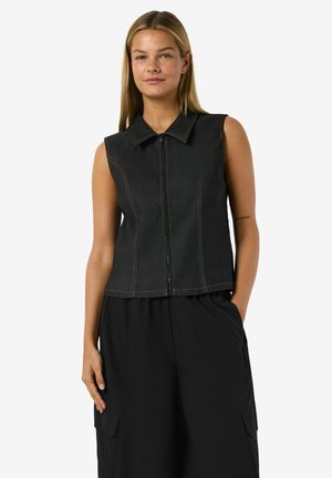 Gilet in denim nero senza maniche con colletto, zip frontale e cuciture arancioni a contrasto. Texture liscia, vestibilità tailored.