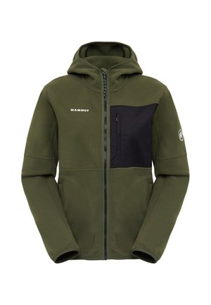 Veste en polaire vert olive avec une poche poitrine noire, fermeture éclair frontale et capuche. Texture lisse avec des accents renforcés.