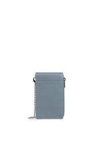 Petit sac bandoulière bleu texturé avec rabat et bandoulière en chaîne argentée, présenté debout sur fond blanc.